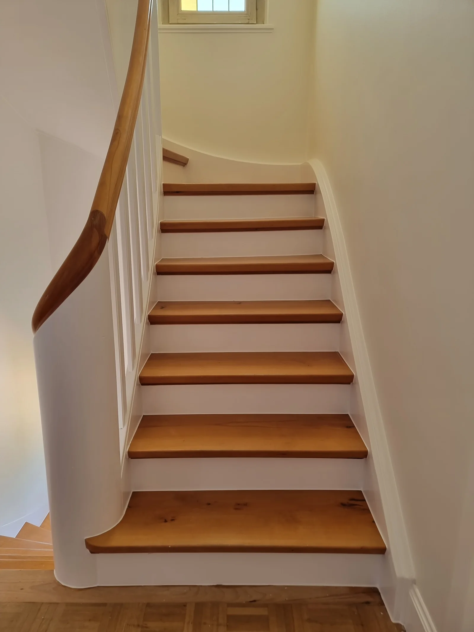 Escalier rénové à Hagondange avec contremarches blanches et marches en bois