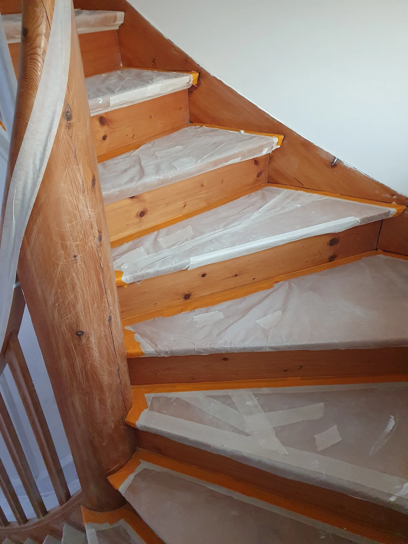 Protection soignée des marches d'escalier pendant les travaux Spataro Déco